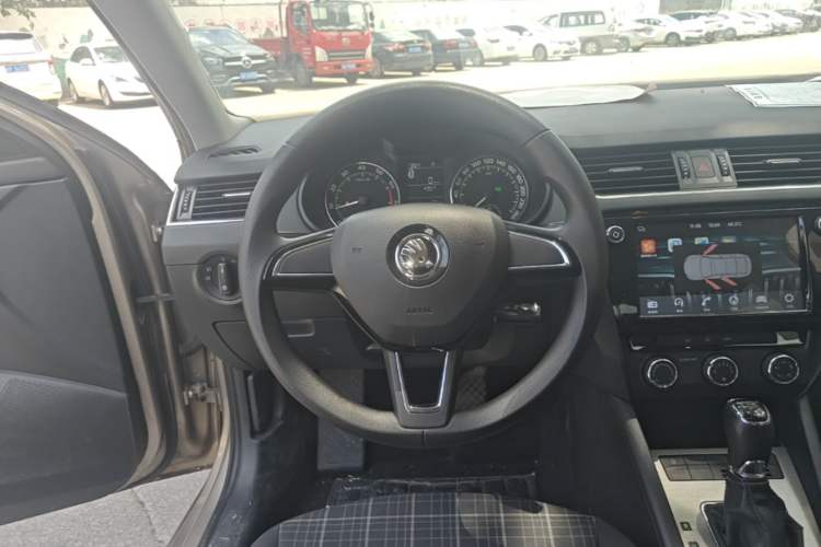 Used Skoda Octavia 2018 1.6L Automatic Comfort Edition Steering Wheel