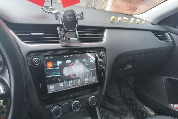 Used Skoda Octavia 2018 TSI230 DSG Luxury Edition Audio And AC Panel