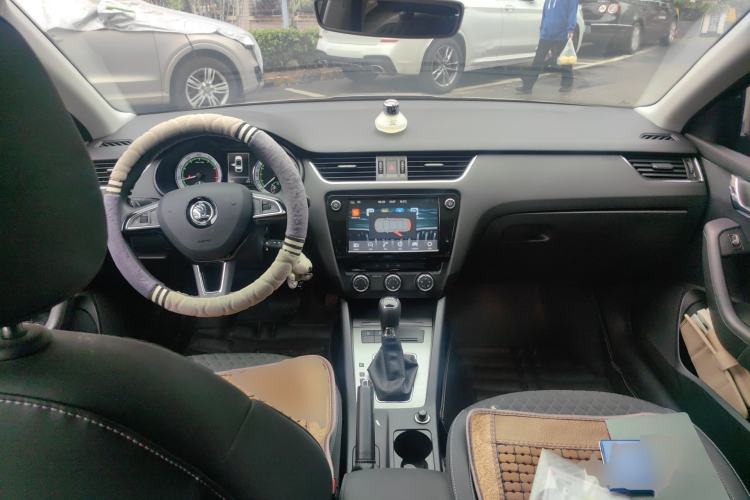 Used Skoda Octavia 2018 TSI280 DSG Luxury Edition Center Console