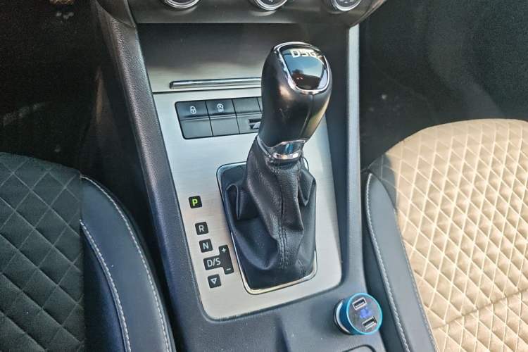 Used Skoda Octavia 2018 TSI280 DSG Luxury Edition Gear Lever