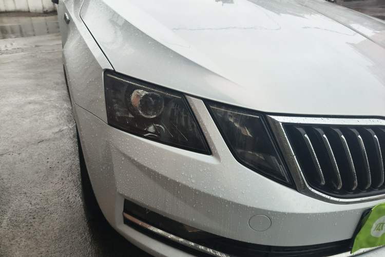 Used Skoda Octavia 2018 TSI230 DSG Luxury Edition Right Front Headlight