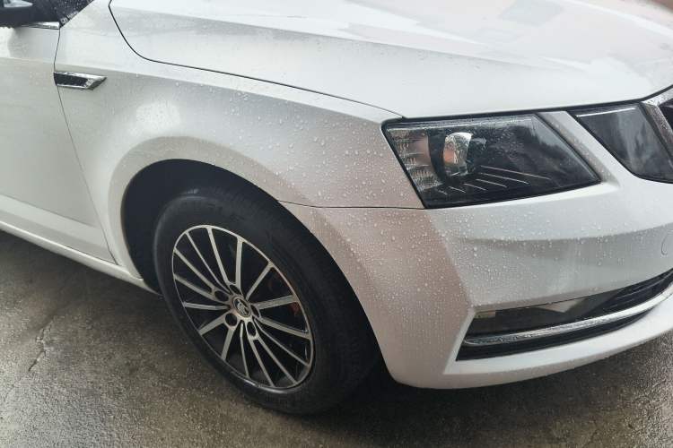 Used Skoda Octavia 2018 TSI230 DSG Luxury Edition Right Front Wheel Hub
