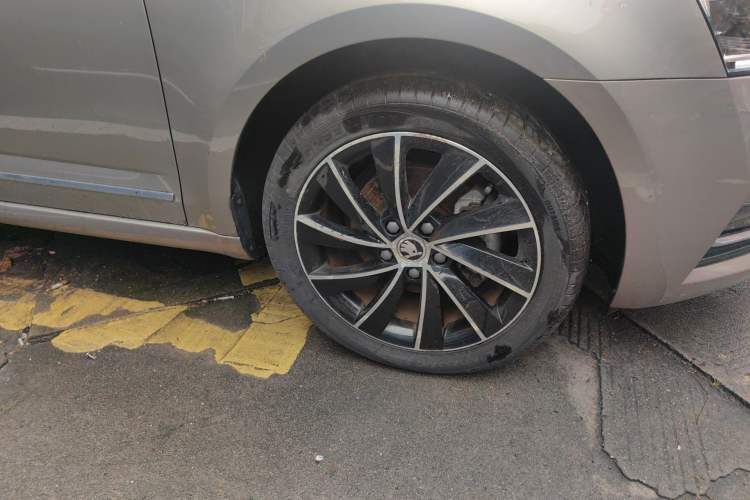 Used Skoda Octavia 2018 TSI280 DSG Luxury Edition Right Front Wheel Hub