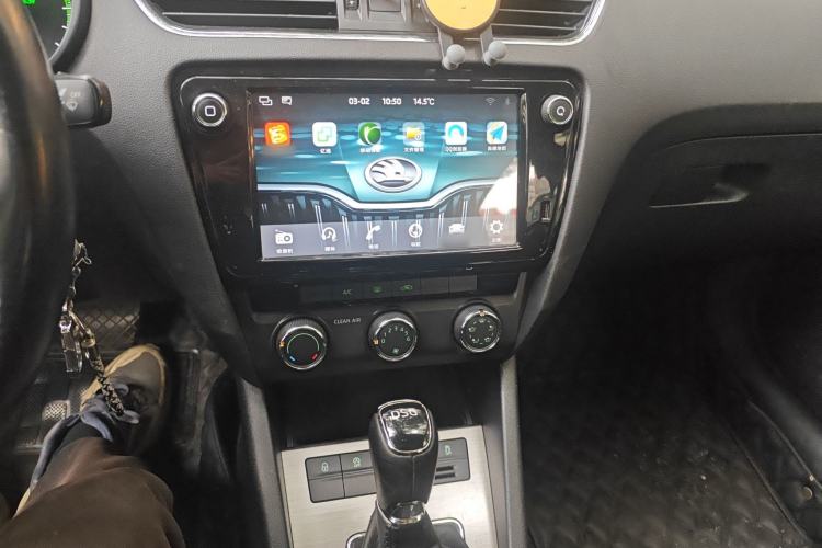 Used Skoda Octavia 2018 TSI230 DSG Luxury Edition Audio And AC Panel