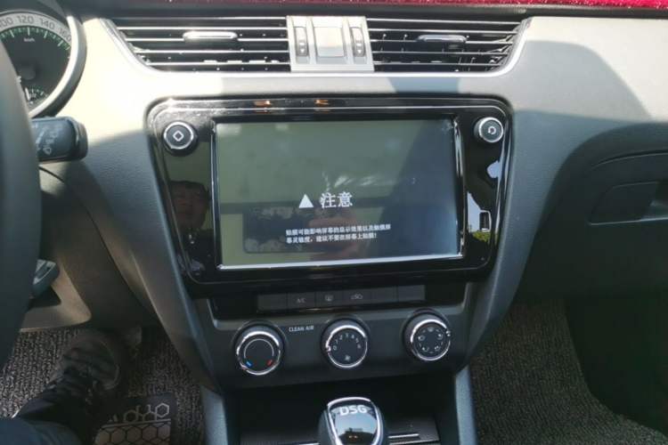 Used Skoda Octavia 2018 Station Wagon TSI230 DSG Luxury Edition Audio And AC Panel