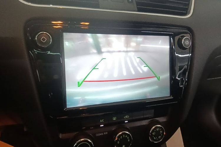 Used Skoda Octavia 2018 Station Wagon TSI230 DSG Luxury Edition Audio And AC Panel