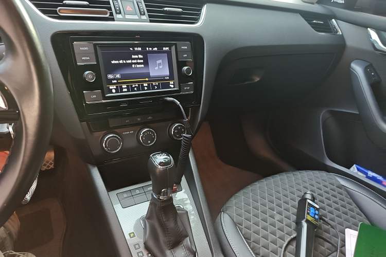 Used Skoda Octavia 2018 Station Wagon TSI280 DSG Luxury Edition Audio And AC Panel