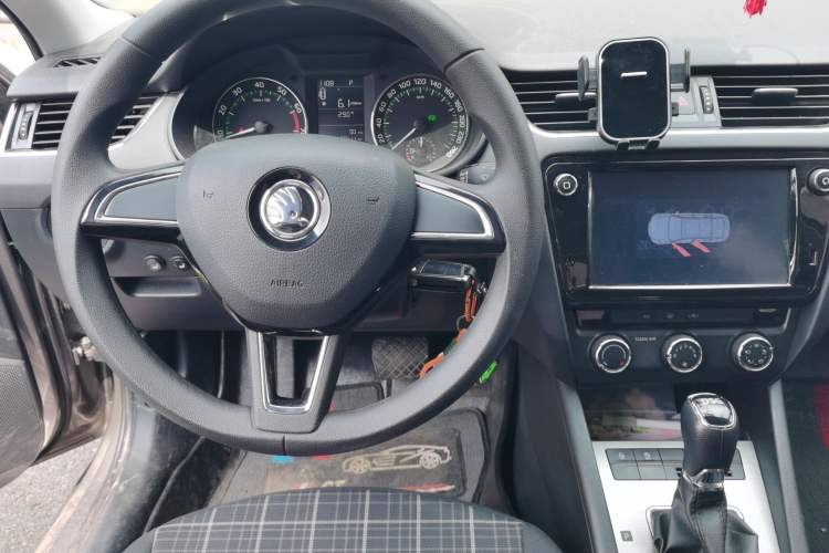 Used Skoda Octavia 2018 TSI230 DSG Comfort Edition Audio And AC Panel