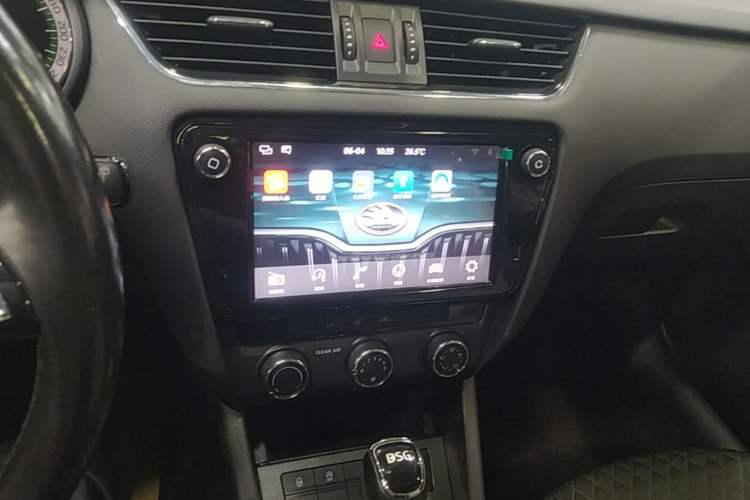 Used Skoda Octavia 2018 Station Wagon TSI230 DSG Luxury Edition Audio And AC Panel
