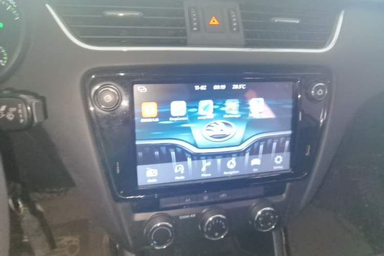 Used Skoda Octavia 2018 TSI230 DSG Comfort Edition Audio And AC Panel
