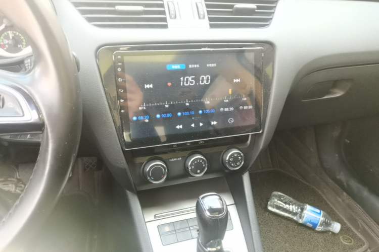 Used Skoda Octavia 2018 1.6L Automatic Luxury Edition Audio And AC Panel