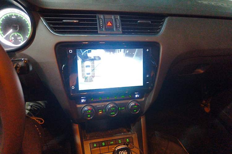 Used Skoda Octavia 2018 Station Wagon TSI280 DSG Flagship Edition Audio And AC Panel