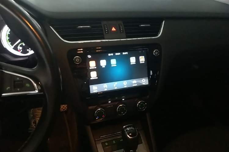 Used Skoda Octavia 2018 Station Wagon TSI280 DSG Luxury Edition Audio And AC Panel