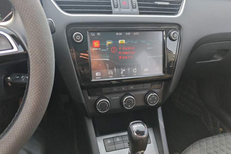 Used Skoda Octavia 2018 Station Wagon TSI230 DSG Luxury Edition Audio And AC Panel
