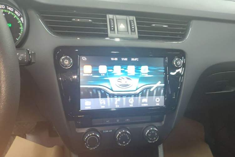 Used Skoda Octavia 2018 1.6L Automatic Comfort Edition Audio And AC Panel