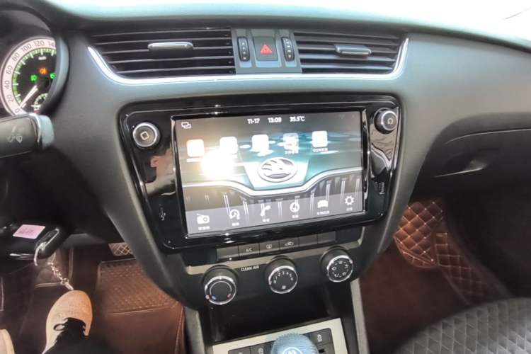 Used Skoda Octavia 2018 TSI230 DSG Luxury Edition Audio And AC Panel