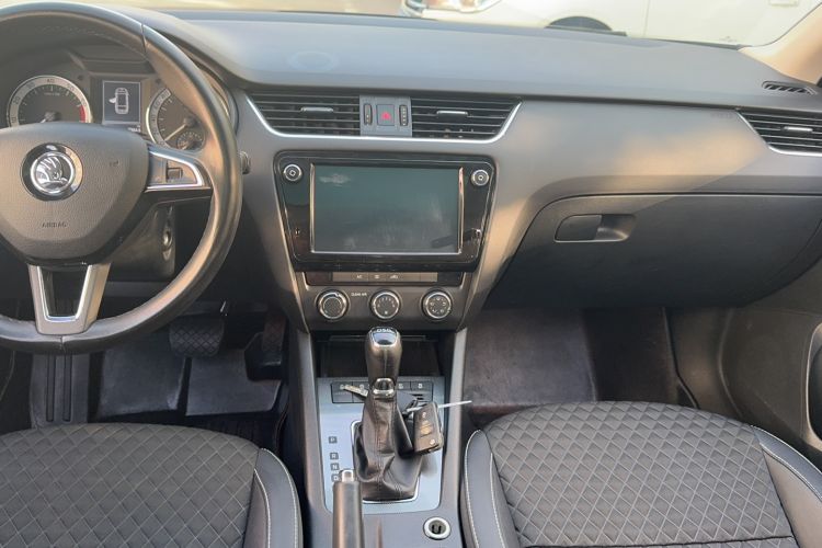 Used Skoda Octavia 2018 Station Wagon TSI230 DSG Luxury Edition Audio And AC Panel
