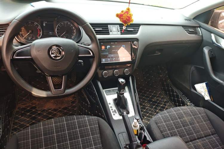 Used Skoda Octavia 2018 TSI230 DSG Comfort Edition Center Console