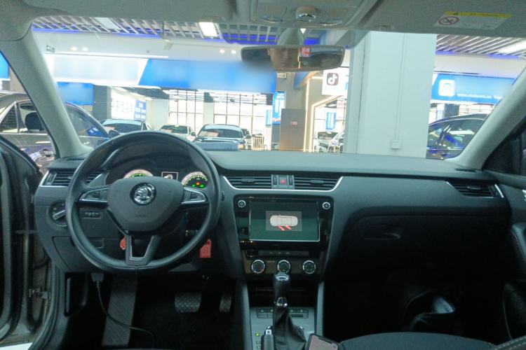 Used Skoda Octavia 2018 Station Wagon TSI230 DSG Luxury Edition Center Console