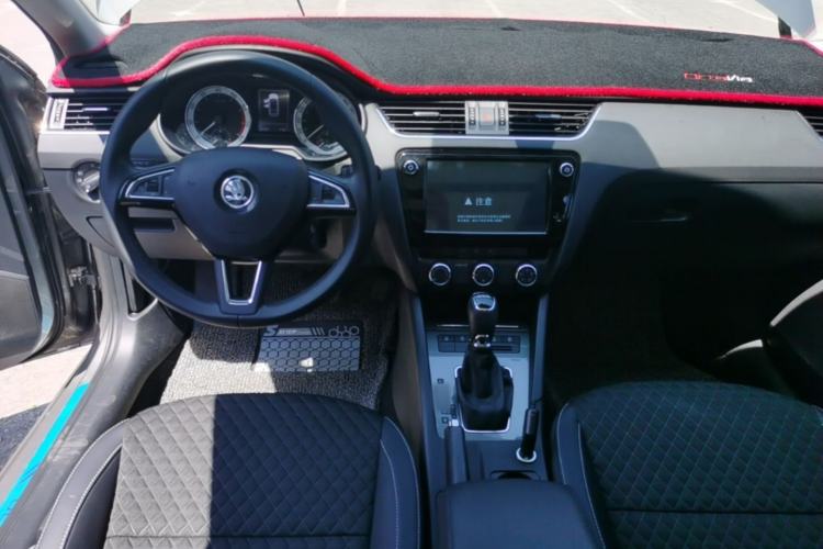 Used Skoda Octavia 2018 Station Wagon TSI230 DSG Luxury Edition Center Console