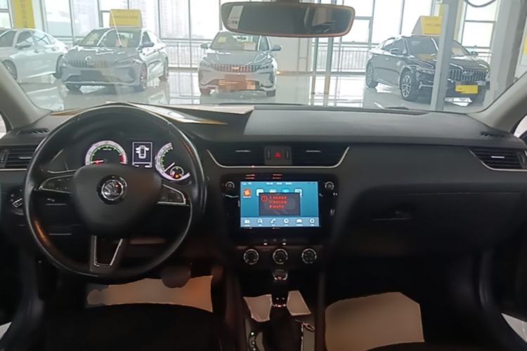 Used Skoda Octavia 2018 Station Wagon TSI230 DSG Luxury Edition Center Console