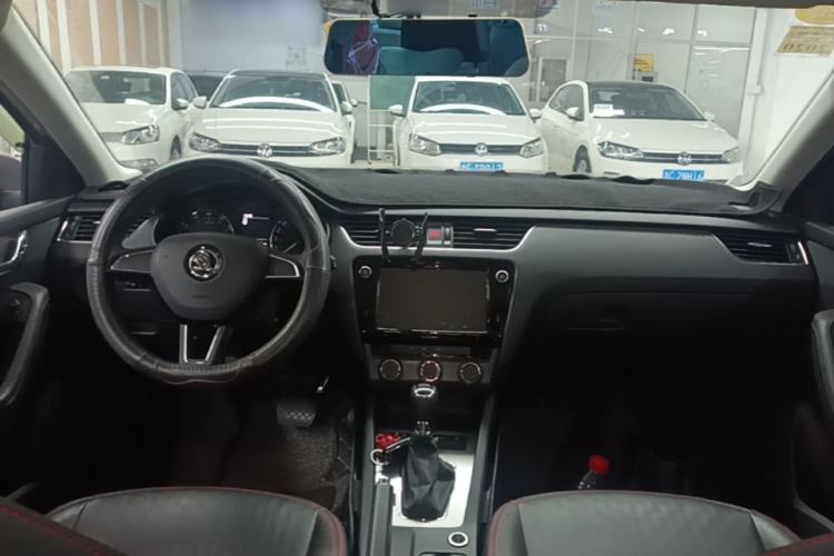 Used Skoda Octavia 2018 TSI230 DSG Comfort Edition Center Console