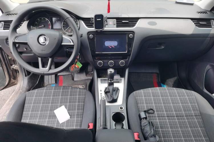 Used Skoda Octavia 2018 TSI230 DSG Comfort Edition Center Console