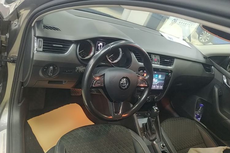 Used Skoda Octavia 2018 Station Wagon TSI230 DSG Luxury Edition Center Console