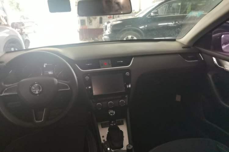 Used Skoda Octavia 2018 TSI230 DSG Comfort Edition Center Console