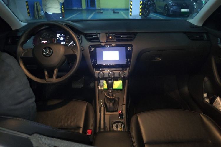 Used Skoda Octavia 2018 Station Wagon TSI230 DSG Comfort Edition Center Console