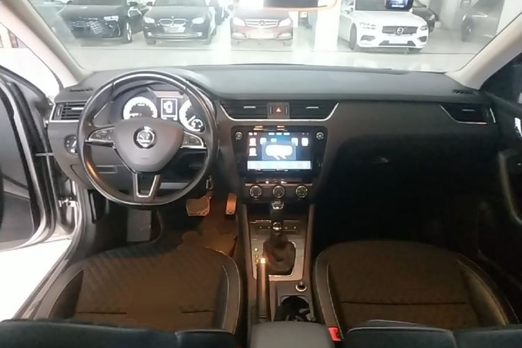 Used Skoda Octavia 2018 Station Wagon TSI280 DSG Luxury Edition Center Console