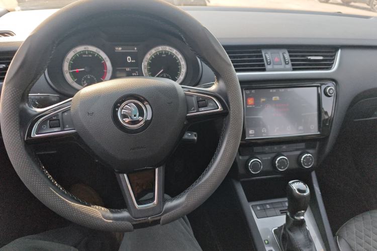Used Skoda Octavia 2018 Station Wagon TSI230 DSG Luxury Edition Center Console