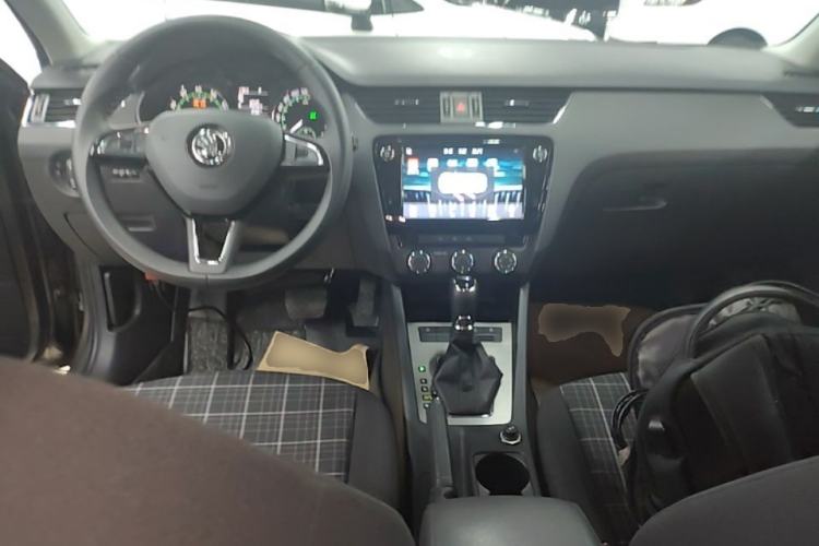 Used Skoda Octavia 2018 1.6L Automatic Comfort Edition Center Console