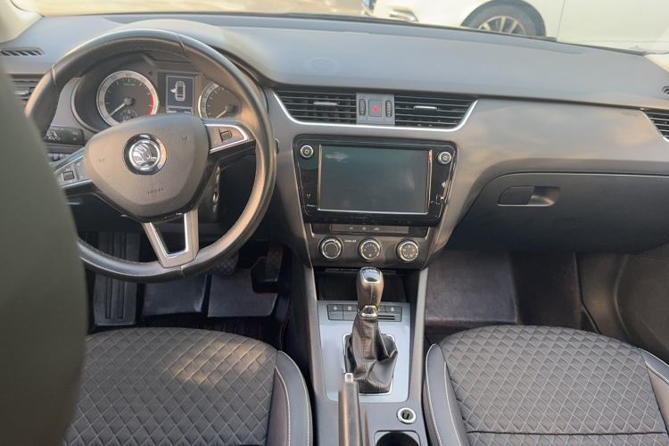 Used Skoda Octavia 2018 Station Wagon TSI230 DSG Luxury Edition Center Console