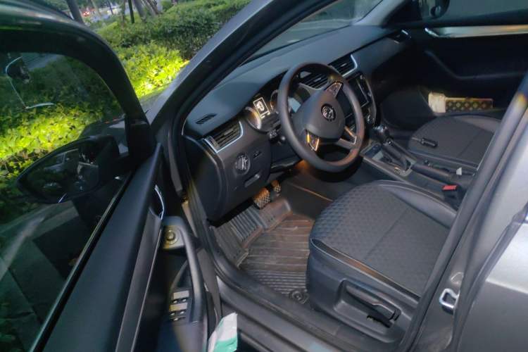 Used Skoda Octavia 2018 1.6L Automatic Luxury Edition Driver Seat