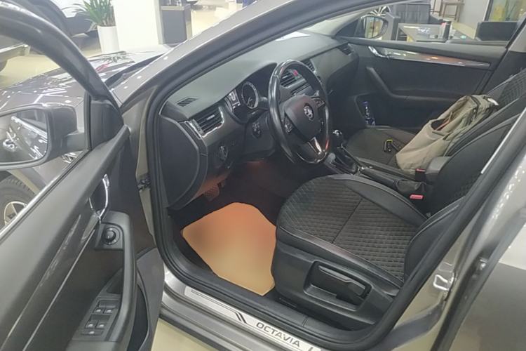 Used Skoda Octavia 2018 Station Wagon TSI230 DSG Luxury Edition Driver Seat