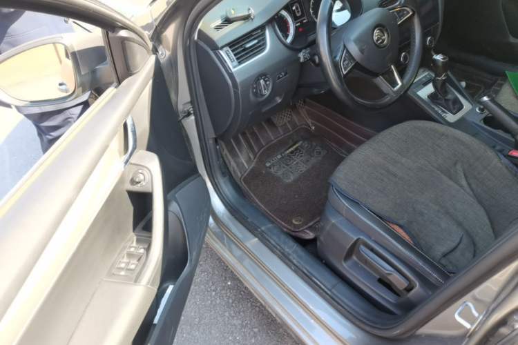 Used Skoda Octavia 2018 1.6L Automatic Luxury Edition Driver Seat