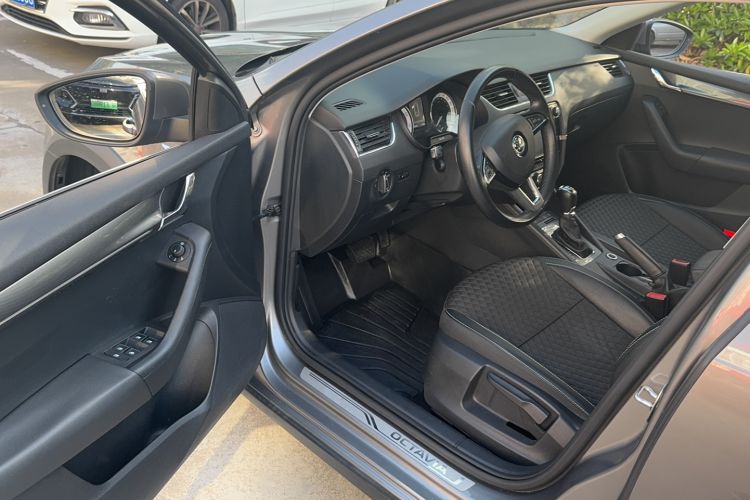 Used Skoda Octavia 2018 Station Wagon TSI230 DSG Luxury Edition Driver Seat