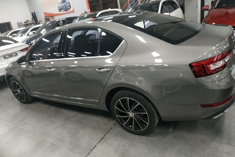 Used Skoda Octavia 2018 TSI280 DSG Flagship Edition Exterior 3