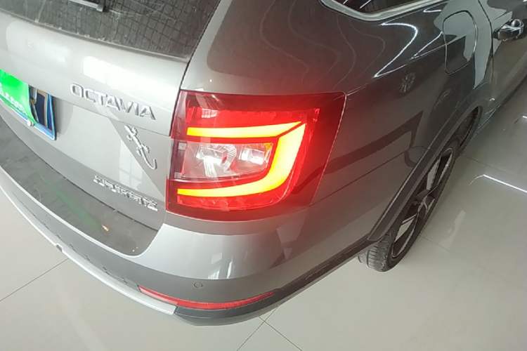 Used Skoda Octavia 2018 Station Wagon TSI280 DSG Luxury Edition Exterior 3