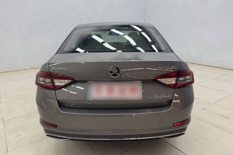 Used Skoda Octavia 2018 1.6L Automatic Luxury Edition Exterior 4