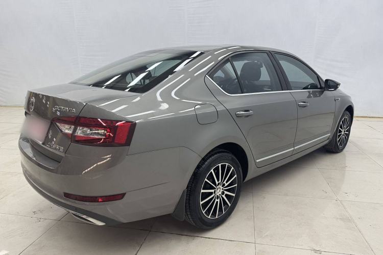 Used Skoda Octavia 2018 1.6L Automatic Luxury Edition Exterior 5