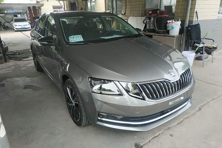 Used Skoda Octavia 2018 TSI280 DSG Luxury Edition Front Right 45 Deg