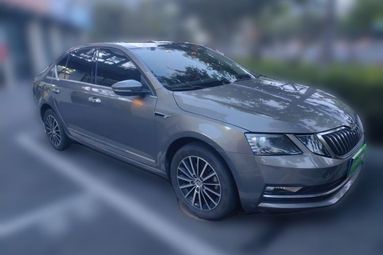 Used Skoda Octavia 2018 1.6L Automatic Luxury Edition Front Right 45 Deg