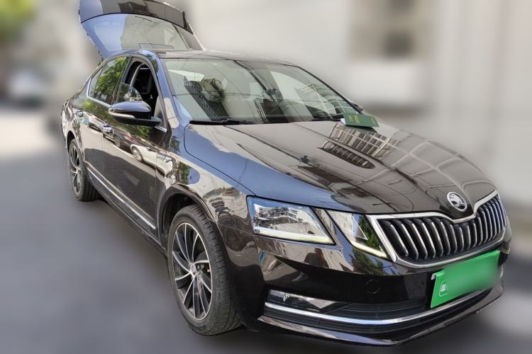 Used Skoda Octavia 2018 TSI280 DSG Luxury Edition Front Right 45 Deg