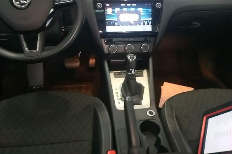 Used Skoda Octavia 2018 TSI280 DSG Luxury Edition Gear Lever