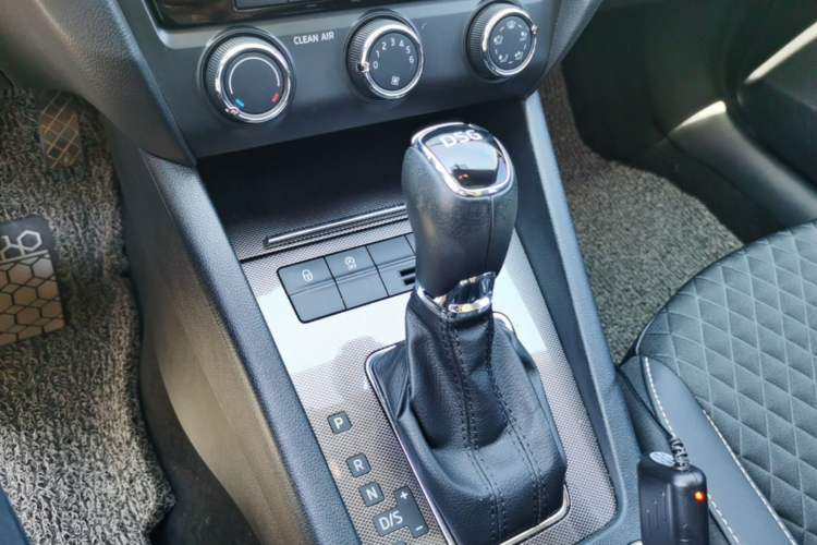 Used Skoda Octavia 2018 Station Wagon TSI230 DSG Luxury Edition Gear Lever
