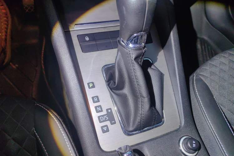 Used Skoda Octavia 2018 1.6L Automatic Luxury Edition Gear Lever