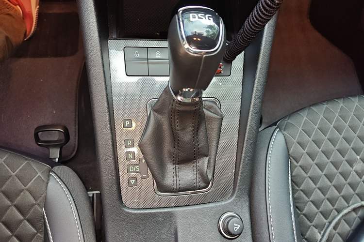 Used Skoda Octavia 2018 Station Wagon TSI280 DSG Luxury Edition Gear Lever