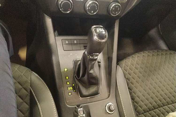 Used Skoda Octavia 2018 Station Wagon TSI230 DSG Luxury Edition Gear Lever